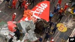 AirAsia လေယာဉ်ပျက်ရဲ့ အမြီးပိုင်းကို ဆယ်ယူရရှိလာစဉ်။ (ဇန်နဝါရီ ၁၀၊ ၂၀၁၅)