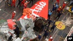 El equipo de rescate logró sacar a flote la cola del avión AirAsia que podría ayudar a comprender qué ocurrió con el vuelo 8501.