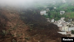 Una vista muestra el sitio de un deslizamiento de tierra provocado por fuertes lluvias en Alausi, Ecuador, el 27 de marzo de 2023.