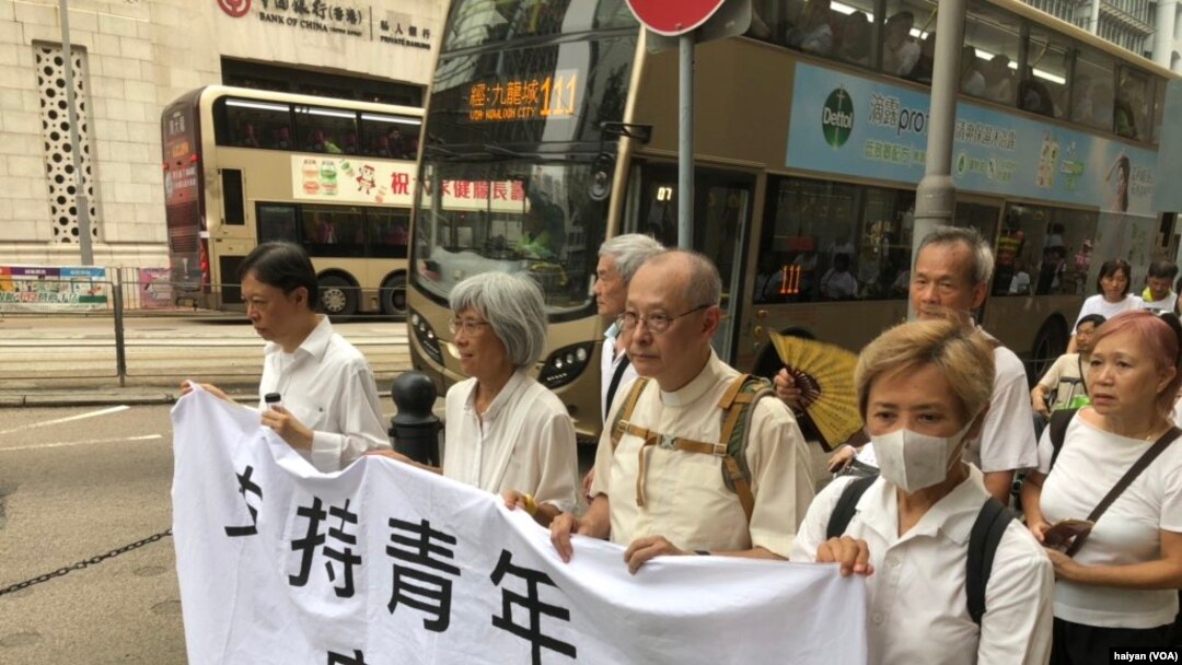 Ribuan warga senior di Hong Kong menggelar aksi damai untuk mendukung aksi protes generasi muda menentang RUU ekstradisi yang kontroversial di negara itu, 17 Juli 2019. 