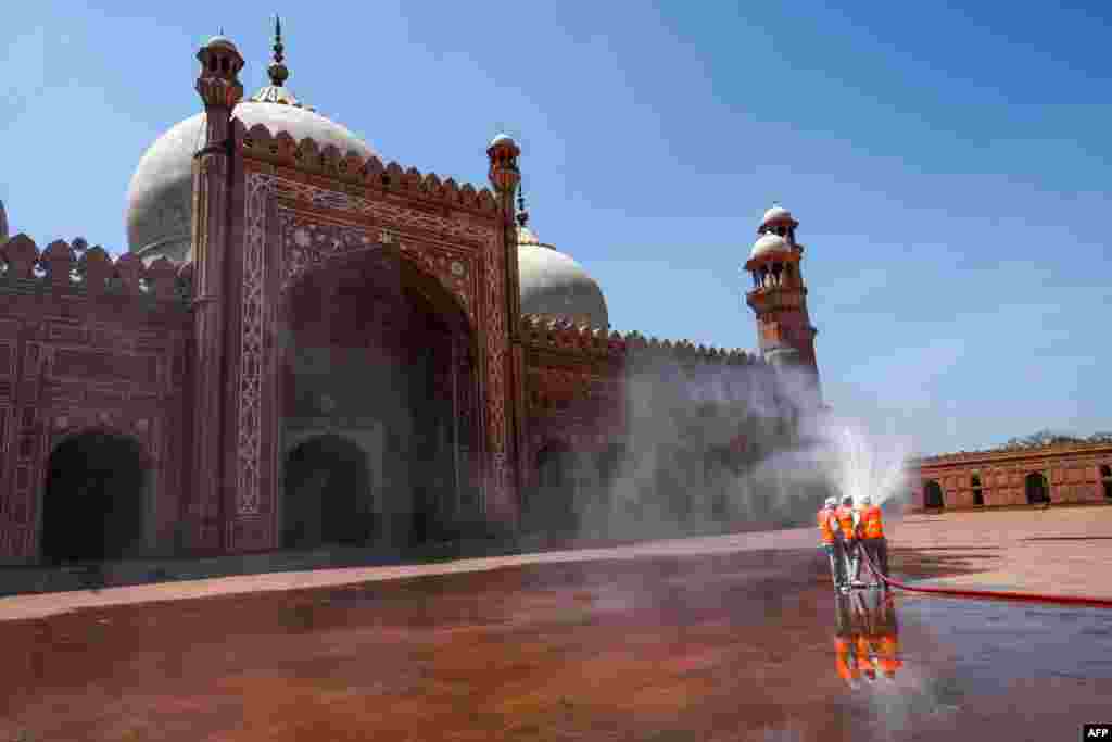 لاہور کی تاریخی بادشاہی مسجد میں بھی ہر سال نمازِ تراویح اور خصوصی عبادات کا اہتمام کیا جاتا ہے۔ رمضان سے قبل مسجد میں جراثیم کش اسپرے کیا جا رہا ہے۔