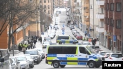 Mobil van polisi memblokir jalan di luar Pengadilan Negeri Stockholm saat warga Uzbek Rakhmat Akilov, tersangka utama dalam sebuah serangan truk yang menewaskan 4 orang, muncul di pengadilan, di Stockholm, Swedia, 11 April 2017. (Foto: dok).