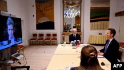 El canciller danés, Jeppe Kofod, participa de una vídeoconferencia con otros líderes europeos a la que se sumó el enviado especial presidencial de Estados Unidos para el cambio Climático, John Kerry.