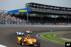 Fernando Alonso, of Spain, leads through the first turn during the final practice session for the Indianapolis 500 auto race at Indianapolis Motor Speedway, May 26, 2017.