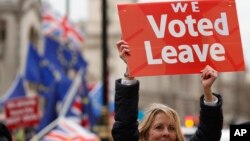 Seorang demonstran pendukung Brexit melakukan unjuk rasa di depan parlemen Inggris di London (foto: dok). 