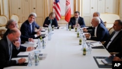 1일 존 케리 미 국무장관(왼쪽 세번째)이 오스트리아 빈에서 무함마드 자바드 자리프 이란 외무장관(오른쪽 두번째)과 회담하고 있다.