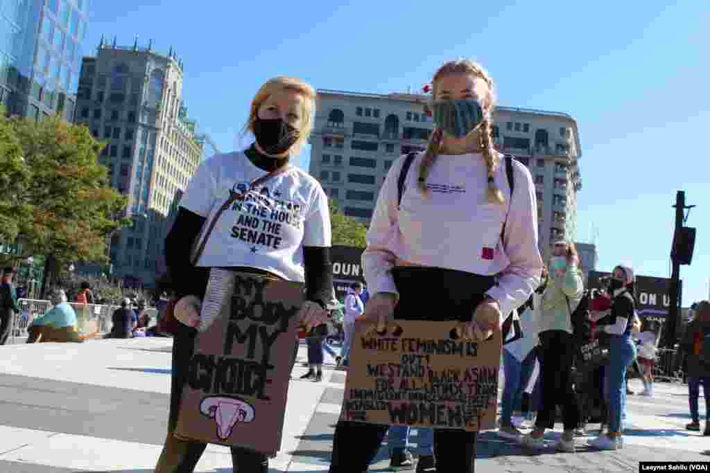 Mobilizar as mulheres para votar foi um tema central da marcha, ao lado de outras questões de direitos das mulheres. Duas jovens que participaram na 5&ordf; Marcha das Mulheres em Washington DC, a 17 de outubro