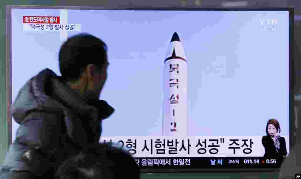 13일 한국 서울역에 설치된 TV에서 북한의 '북극성2형' 탄도미사일 시험발사에 관한 뉴스가 나오고 있다.