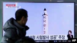 13일 한국 서울역에 설치된 TV에서 북한의 '북극성2형' 탄도미사일 시험발사에 관한 뉴스가 나오고 있다.