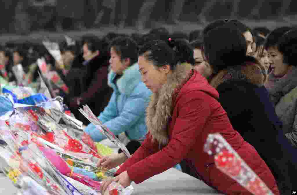 북한 평양 시민들이 2017년 새해 첫날을 맞아 만수대 언덕에 있는 김일성 주석과 김정일 국방위원장 동상에 헌화하고 있다.