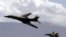 Le bombardier américain à long rayon d'action B1-B, accompagné d’un avion de chasse F-15, survole le Nevada, 19 juillet 2002.