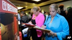 Para pencari kerja AS menghadiri bursa kerja di Miami Lakes, Florida (foto: dok).
