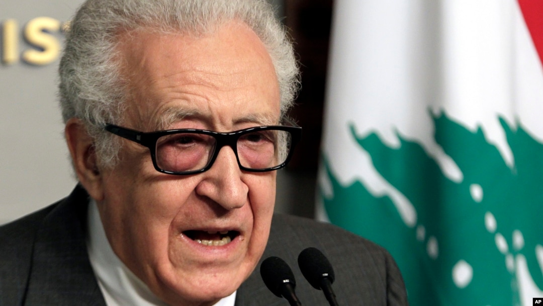 Utusan Pbb-Liga Arab untuk Suriah, Lakhdar Brahimi memberikan keterangan kepada pers seusai pertemuan dengan PM Lebanon Najib Mikati di Beirut (1/11).