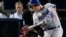 A. J. Ellis, de los Dodgers de Los Ángeles, pega un doble en el juego contra los Bravos de Atlanta, a los que derrotaron 6 carreras a una.