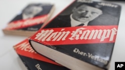 Enquête autour d'une réédition du pamphlet d'Adolf Hitler "Mein Kampf".
