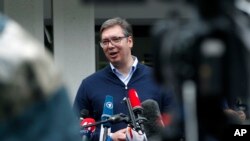 Arhiva - Predsednik Srbije Aleksandar Vučić obraća se medjima ispred biračkog mesta, tokom izbornog dana 21. juna 2020, u Beogradu, Srbija (Foto: AP, Darko Vojinović).