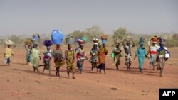 Des femmes retournent un village qu'elles ont quitté après l'arrivée des islamistes, à Binta, le 1er février 2013.