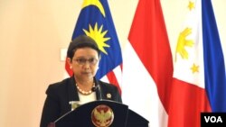 Menteri Luar Negeri Indonesia Retno Marsudi usai pertemuan tertutup trilateral Indonesia-Malaysia-Filipina di Gedung Agung Yogyakarta, Kamis (5/5) menyatakan pertemuan produktif, konstruktif dan terbuka (Foto: VOA/Munarsih)