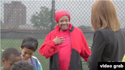 底特律的娜希德慷慨解囊救助窮人.（視頻截圖）