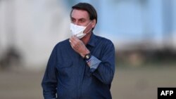 លោក Jair Bolsonaro ប្រធានាធិបតីប្រេស៊ីល ចូលរួមពិធីទម្លាក់ទង់ជាតិ នៅវិមានប្រធានាធិបតី ក្នុងរដ្ឋធានីប្រាស៊ីលីយ៉ា កាលពីថ្ងទី១៥ ខែកក្កដា ឆ្នាំ២០២០។ 