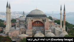 نمایی از عمارت تاریخی ایا صوفیه در شهر استانبول ترکیه - آرشیو