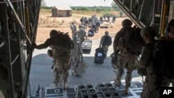 지난 18일 남수단 주바에 파견된 미군 병력이 미 공군 소속 C-130 수송기에서 내리고 있다. (자료사진)