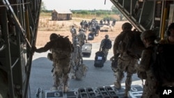 정부군과 반군의 교전이 벌어지고 있는 남수단에 배치된 미군들이 지난 18일 작전을 수행하고 있다. 