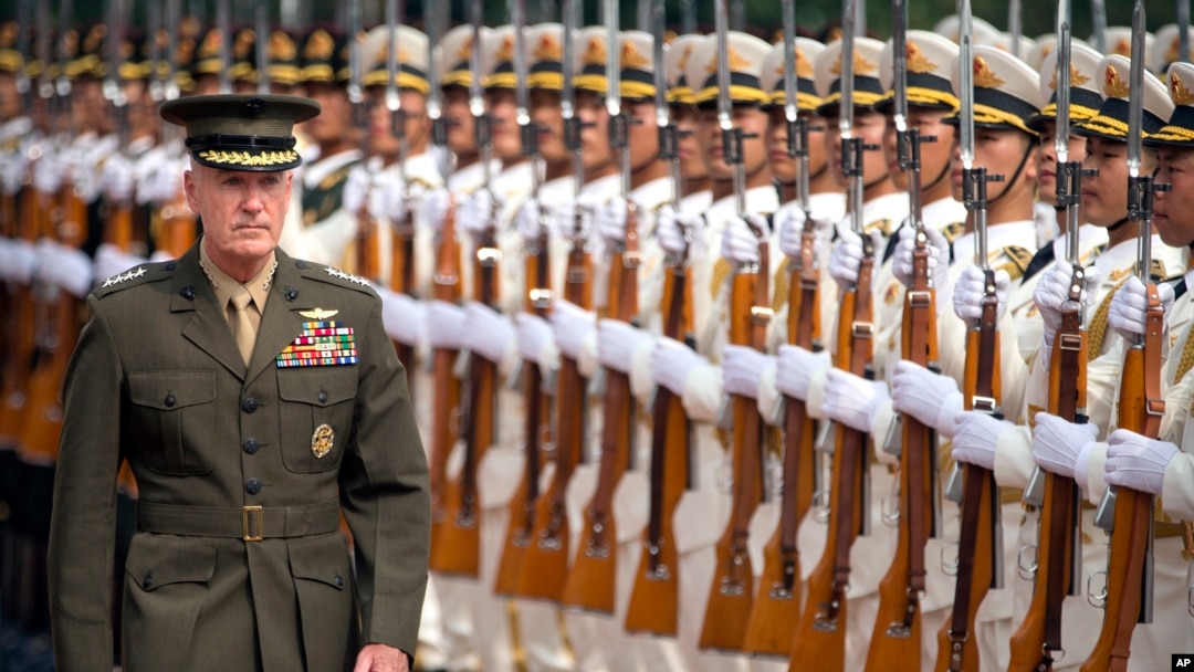 Đại tướng Joseph Dunford, Chủ tịch Hội đồng Tham mưu trưởng Liên quân Hoa Kỳ duyệt hàng quân danh dự Trung quốc tại Bắc Kinh ngày 15/8/2017. 