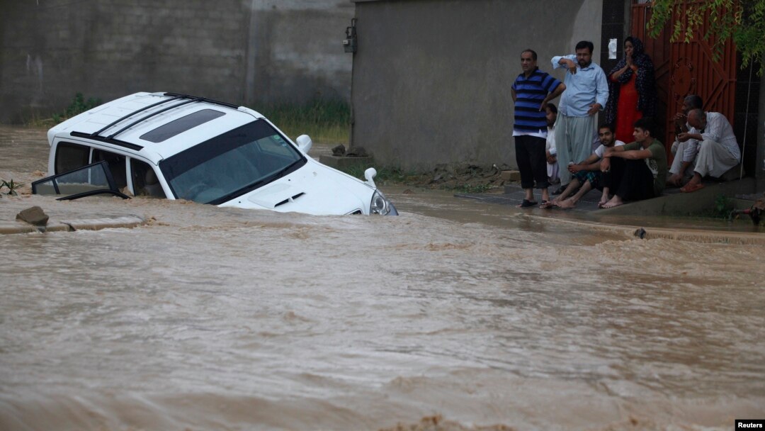 Jalanan di kota Karachi terendam banjir hari Minggu (4/8). 