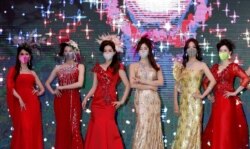 24일 서울에서 열린 패션쇼에서 모델들이 마스크를 쓰고 있다.