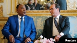 Le président français François Hollande, à gauche, et son homologue nigérien Mahamadou Issoufou discutent au Palais de l’Elysée à Paris, France, 31 France 2017.