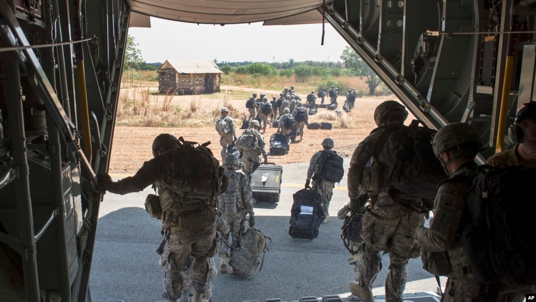 Satgas gabungan Afrika Timur keluar dari pesawat Hercules milik Angkatan Udara AS di Juba, Sudan Selatan. 