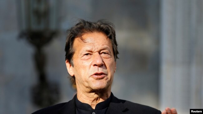 عمران خان ماضی میں ارکانِ اسمبلی کو ترقیاتی فنڈز دینے کی مخالفت کرتے رہے ہیں۔