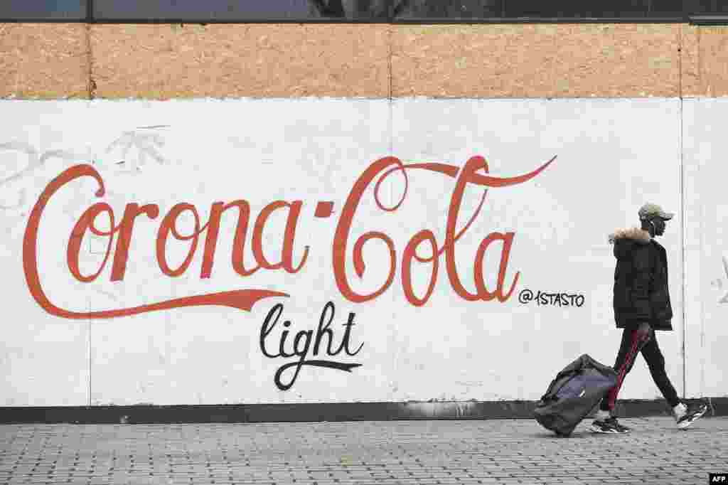 مغربی فرانس میں ایک ریستوران کی دیوار پر کوکا کولا کی جگہ کرونا کولا لکھا ہوا ہے۔ &nbsp; &nbsp; 