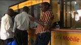 En Uganda, servicios como el que brinda MTN Mobile Money están quitando un espacio a los bancos.