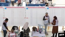 Le personnel de l'Instance Supérieure Indépendante pour les Elections en Tunisie compte les résultats du vote municipal , près de Tunis, le 7 mai 2018 