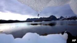 Lapisan es tampak meleleh di Kulusuk, Greenland (foto: ilustrasi). Lapisan es di Greenland meleleh lebih cepat dari perkiraan semula.