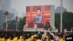Presiden China Xi Jinping (di layar) menyampaikan pidato pada perayaan 100 tahun berdirinya Partai Komunis China di Lapangan Tiananmen, Beijing, 1 Juli 2021. (Foto: WANG Zhao / AFP)