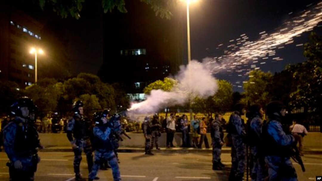 Igipolisi muri Bresil kiriko kirasa imyuka ibabaza mu maso ku bari mu myiyerekano mu gisagara ca Rio de Janeiro, mu gihugu ca Bresi, kw'italiki mirongo ibiri z'ukwezi kwa gatandatu, umwaka w'2013