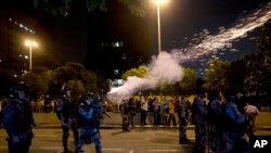 Igipolisi muri Bresil kiriko kirasa imyuka ibabaza mu maso ku bari mu myiyerekano mu gisagara ca Rio de Janeiro, mu gihugu ca Bresi, kw'italiki mirongo ibiri z'ukwezi kwa gatandatu, umwaka w'2013
