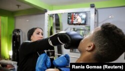 Sabah Saqr, pelatih tinju Mesir menantang batasan sosial dengan melatih pria, terlihat saat sesi latihan di gym, di Bani Swief, Mesir, 11 Juni 2021. (Foto: REUTERS/Rania Gomaa)