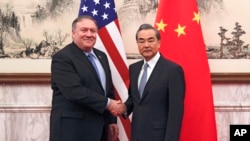 2018年10月8日美國國務卿蓬佩奧（左）和中國外交部長王毅在北京釣魚台國賓館會晤。