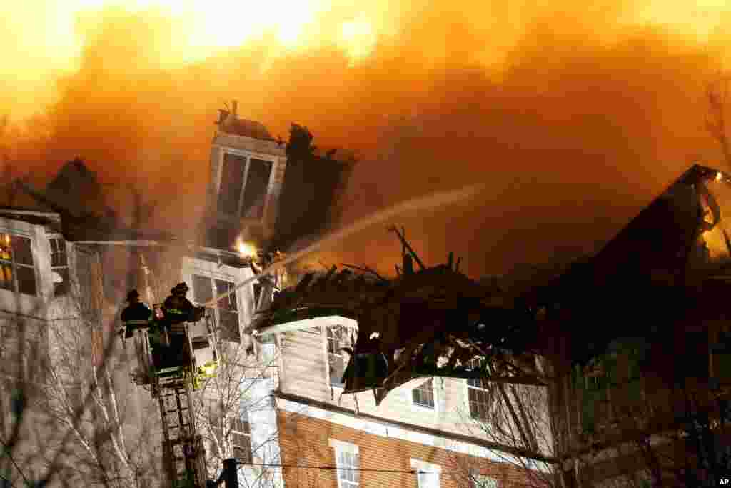 Firefighters puts out an apartment complex fire in Edgewater, New Jersey, Jan. 21, 2015.