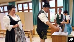 독일 호른베르크-라이헨바흐 투표소에서 22일, 전통 바바리아 복장을 입은 주민들이 투표하고 있다. 
