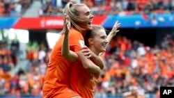 La buteuse néerlandaise Vivianne Miedema et sa coéquipière Jill Roord. Grâce à leur victoire contre le Canada (2-1), les Pays-Bas ont terminé à la première place du groupe E, lors du Mondial 2019 en France. 