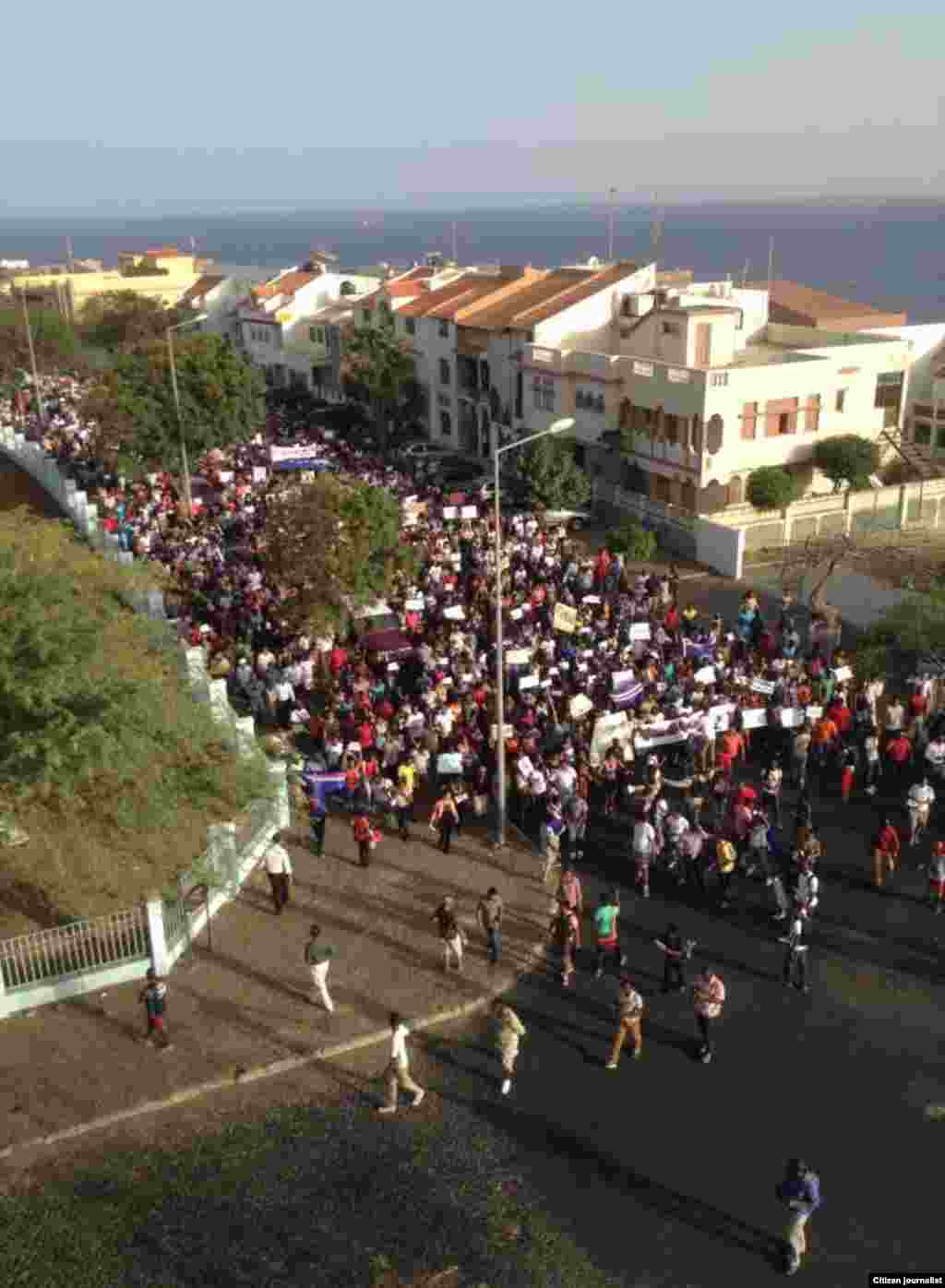 Cabo-verdianos manifestam-se contra aumento de salários e regalias dos políticos. Praia, 30 Março, 2015. Foto de Dárius Lima