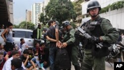 Un manifestante antigubernamental es esposado en Caracas, en una manifestación el pasado mayo. Dos estudiantes fueron detenidos el jueves por protestar por las restricciones a la compra de productos.