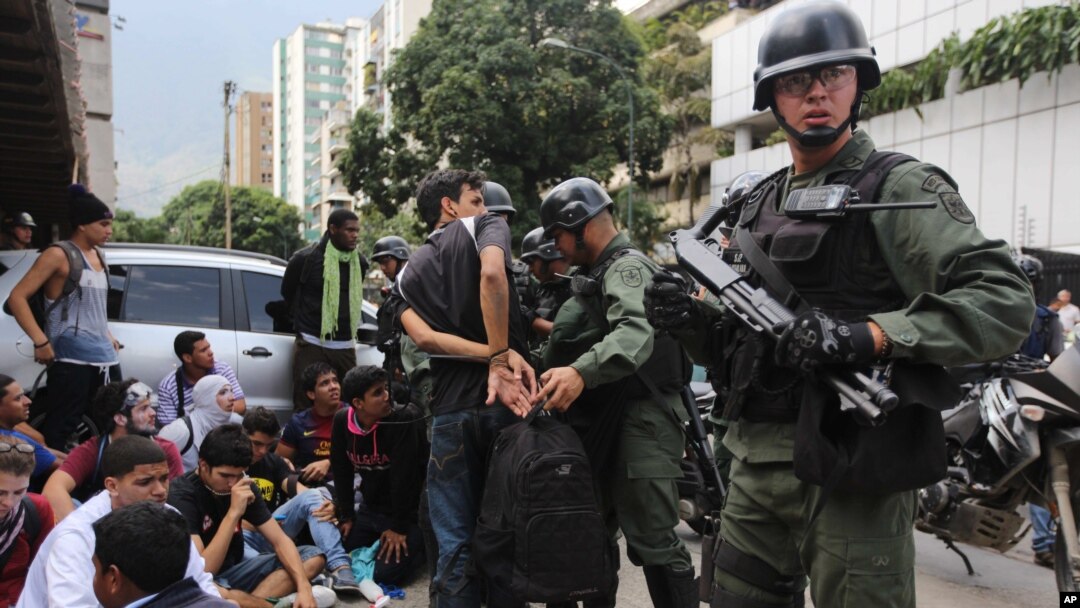 Un manifestante antigubernamental es esposado en Caracas, en una manifestación el pasado mayo. Dos estudiantes fueron detenidos el jueves por protestar por las restricciones a la compra de productos.