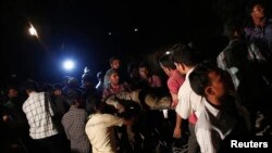 Rescue workers carry a body from a collapsed residential building in Thane, on the outskirts of Mumbai, April 4, 2013. 