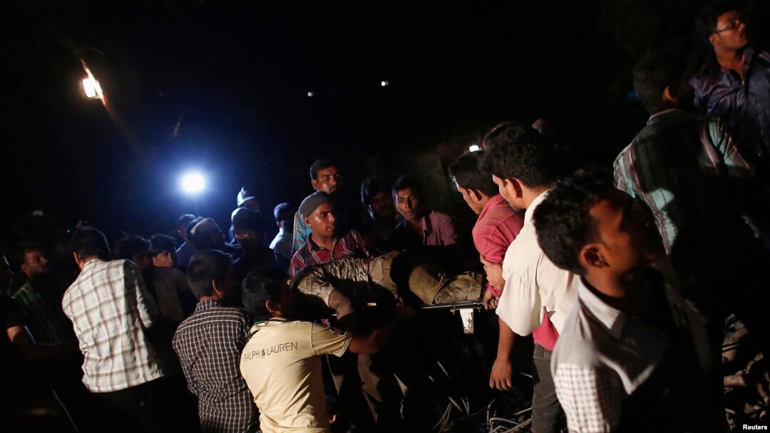 Rescue workers carry a body from a collapsed residential building in Thane, on the outskirts of Mumbai, April 4, 2013. 